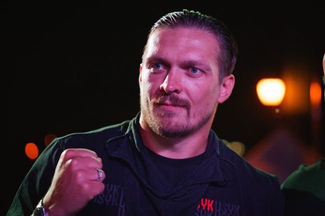 Oleksandr Usyk affronterà l'ex campione di kickboxing Rico Verhoeven alle Piramidi Egiziane