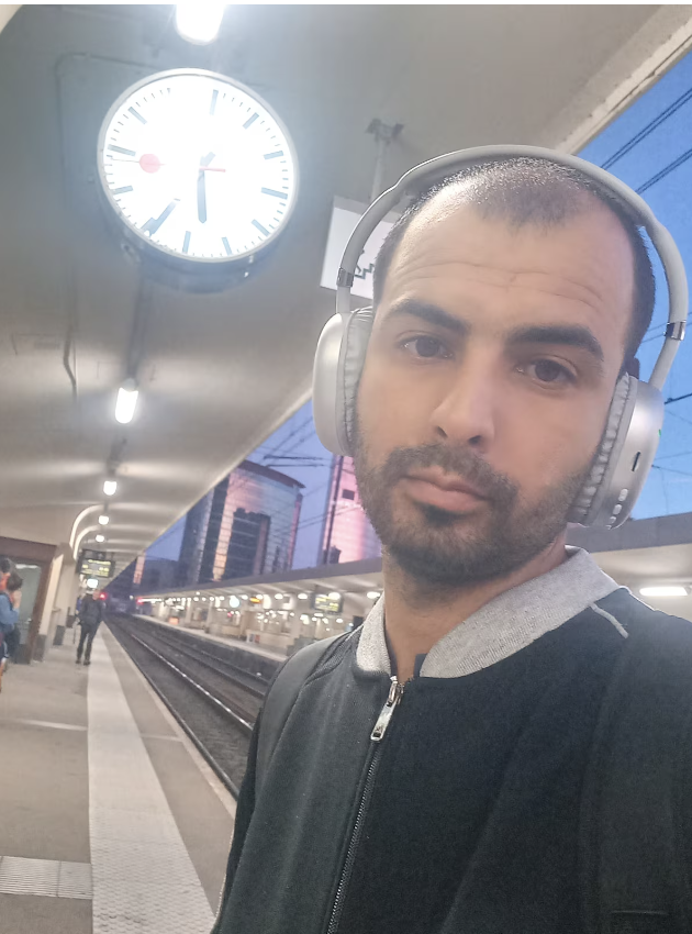 Questo palestinese ha passato più di un anno a cercare di fuggire da Gaza... E finalmente lo ha fatto su una moto d'acqua e con l'aiuto di ChatGPT