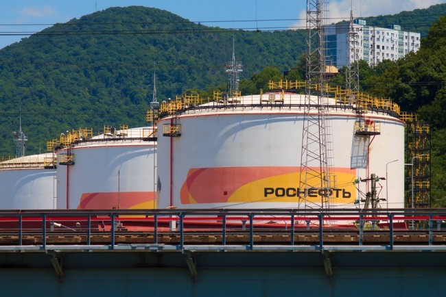 Perché Trump ha appena sanzionato i principali giganti petroliferi russi e in che modo potrebbe influenzare la guerra in Ucraina