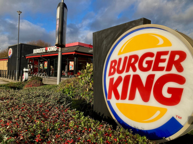 Burger King Spagna cancella la promozione con il famoso YouTuber dopo commenti classici e sessisti