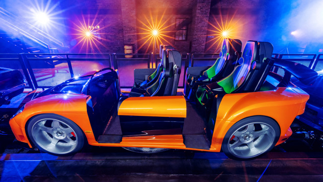 Universal presenta le auto della nuova montagna russa a deriva Fast & Furious a Hollywood