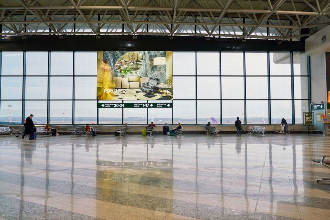 Caos all'aeroporto di Milano: un passeggero armato di martello scatena incendi e distrugge gli schermi