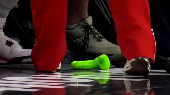 Perché le persone lanciano dildo verdi durante le partite WNBA? La spiegazione è ancora più ridicola