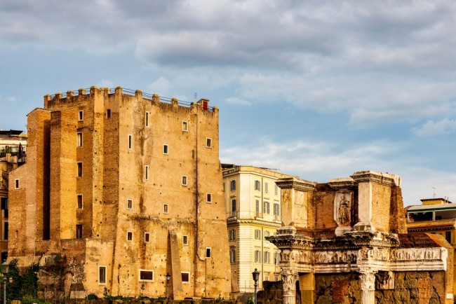 Operaio muore dopo essere rimasto intrappolato sotto una torre medievale crollata vicino al Colosseo di Roma