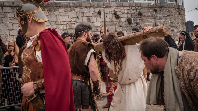 Gesù, non la Vergine Maria, ha salvato il mondo, chiarisce il Vaticano in un nuovo decreto approvato da Papa Leone