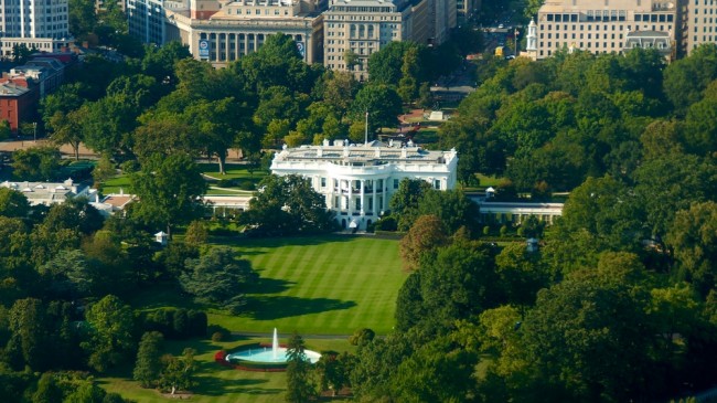 Un uomo armato solitario tende un'imboscata alle truppe della Guardia Nazionale vicino alla Casa Bianca alla vigilia del Ringraziamento