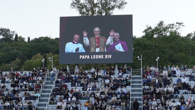 Il momento in cui il nuovo papa Leone XIV è stato annunciato nel bel mezzo di una partita di tennis a Roma