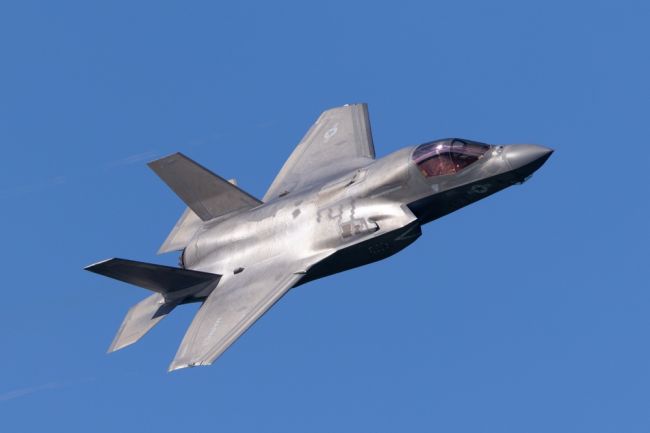 I nuovi jet F-35B Lightning rafforzano la forza di combattimento aereo del Regno Unito