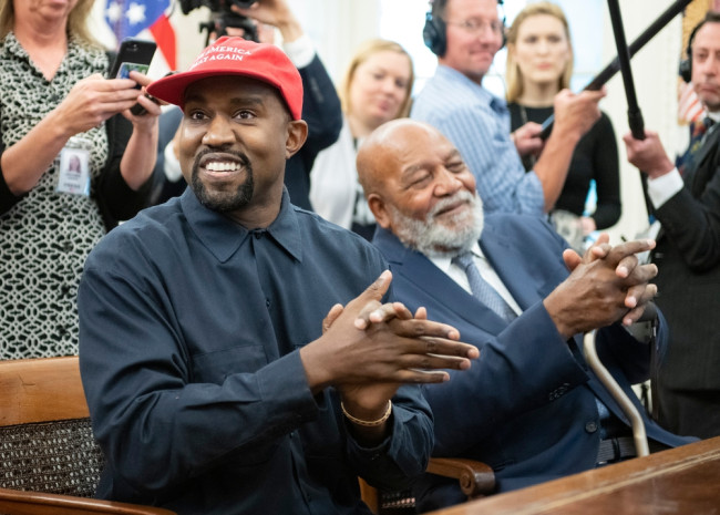 La pressione sul Regno Unito per bandire Kanye West dopo la reazione negativa ai festival cresce