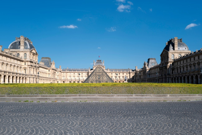 Nove arrestati per sospetta frode sui biglietti da 10 milioni di euro al Louvre