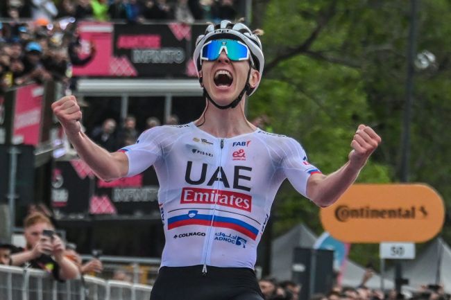 Tadej Pogacar è stato molestato dai fan e alcuni gli hanno messo degli adesivi sulla schiena