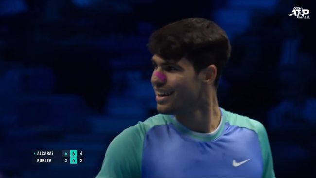 Alcaraz ritrova la sua scintilla e si aggrappa ancora un po' alle ATP Finals