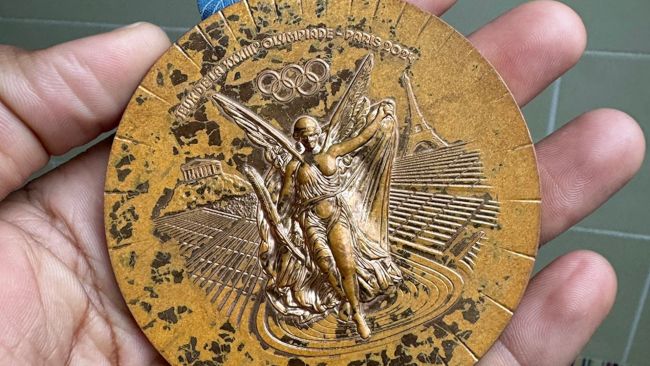 Oltre 100 medaglie di Parigi 2024 sono state restituite al Comitato Organizzatore dei Giochi Olimpici dopo un grave degrado