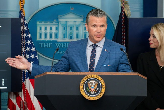 Pete Hegseth cita Pulp Fiction come scrittura, poi paragona la stampa ai nemici di Gesù