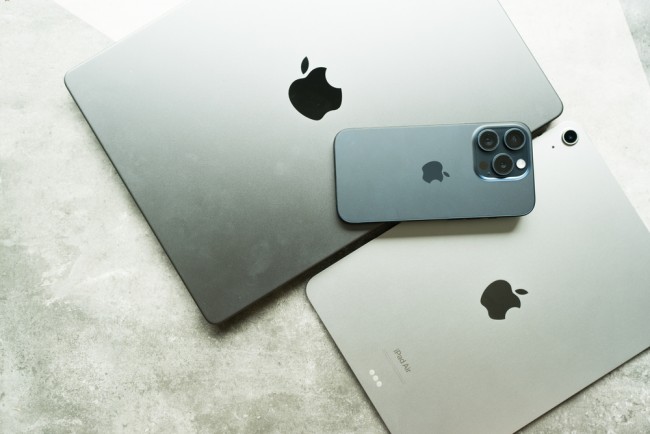 Apple sviluppa un laptop Mac economico per competere con i Chromebook, riporta Bloomberg News