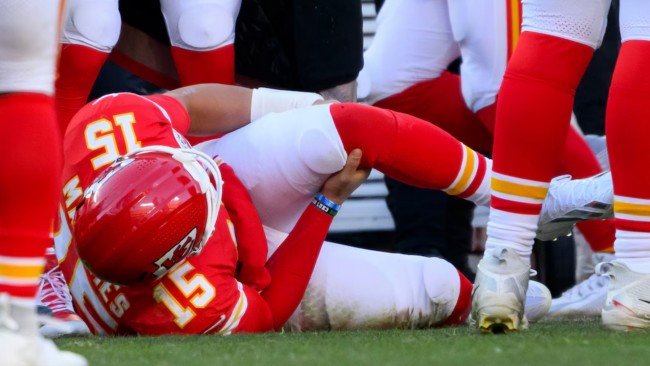 Patrick Mahomes si strappa il legamento crociato anteriore mentre i Kansas City Chiefs non riescono a raggiungere i playoff NFL