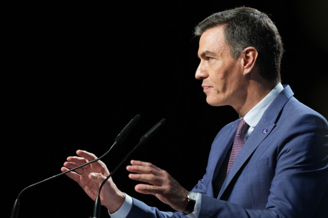 Sánchez si oppone fermamente ai giganti della tecnologia per il divieto sui social media: "Non ci lasceremo influenzare dagli oligarchi tecnologici"