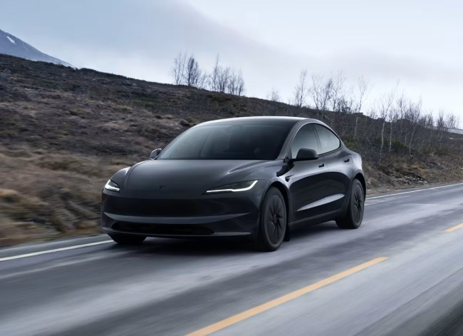 Tesla fa causa al DMV