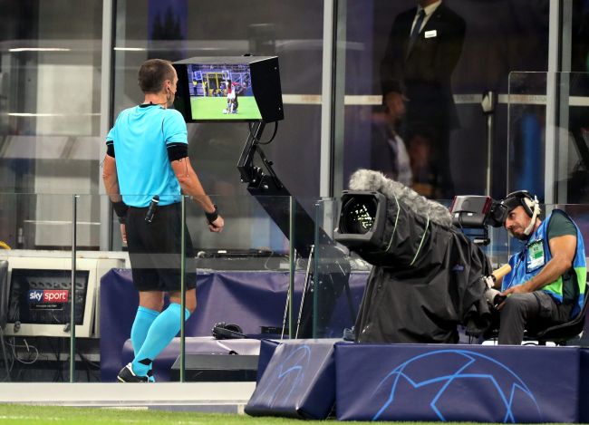 Tifosi mascherati sabotano il VAR in 2. Bundesliga, scollegare il monitor prima di un penalti