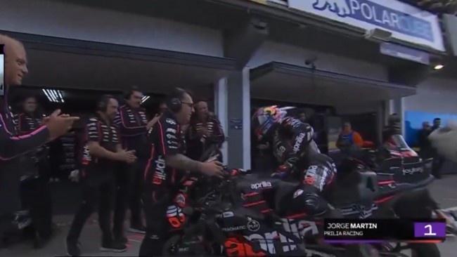 Il momento in cui Jorge Martín si ritira dal GP di Valencia, tra gli applausi calorosi di Aprilia