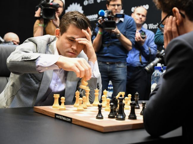 Magnus Carlsen medita di abbandonare gli scacchi classici dopo aver perso le staffe contro Gukesh