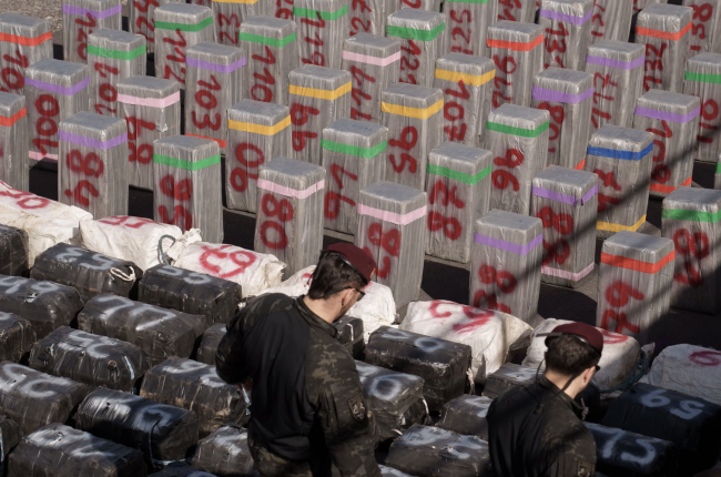 Quasi 10 tonnellate di cocaina trovate sepolte nel sale su una nave al largo delle Isole Canarie