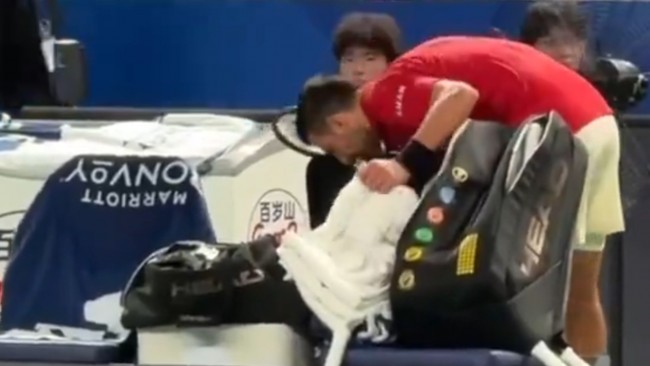 Novak Djokovic vomita durante una partita in condizioni brutali a Shanghai