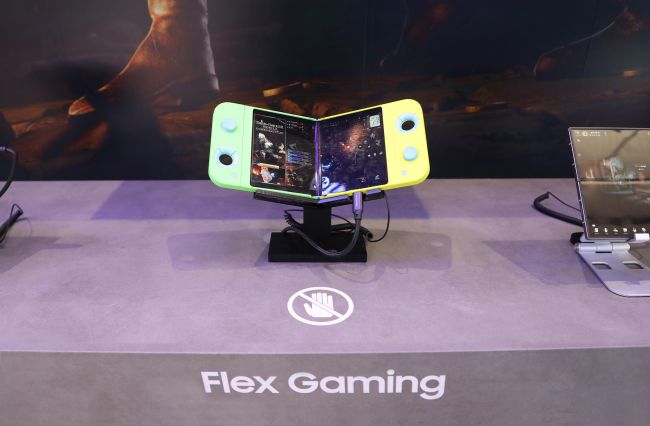 Samsung mostra un concept per un'unità di gioco portatile e pieghevole