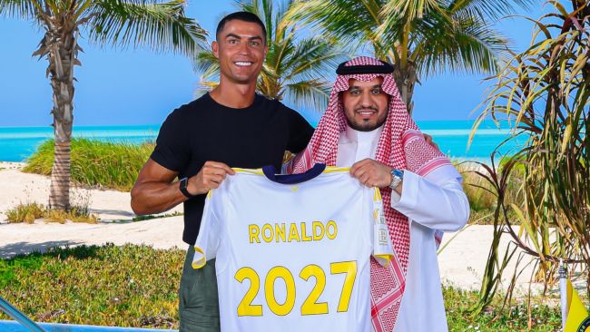 Cristiano Ronaldo firma il prolungamento del contratto con Al Nassr fino al 2027, avrà 42 anni per allora
