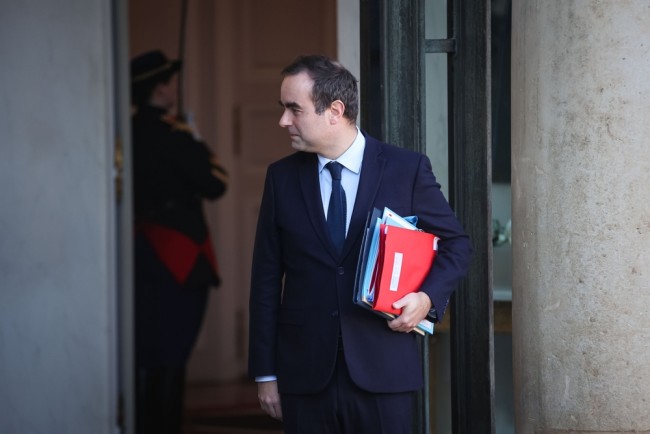 Il governo francese sopravvive ai voti di sfiducia sul bilancio del 2026