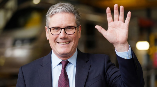 Keir Starmer annuncia un piano per limitare l'uso dei social media per i minori di 16 anni nel Regno Unito: "Nessun pass gratuito"