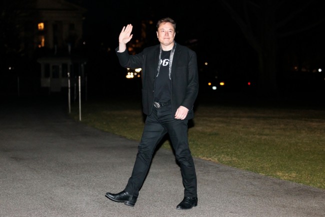 Il consiglio di amministrazione di Tesla avverte gli azionisti: approvate l'accordo salariale da 1 trilione di dollari di Elon Musk o rischiate di perderlo