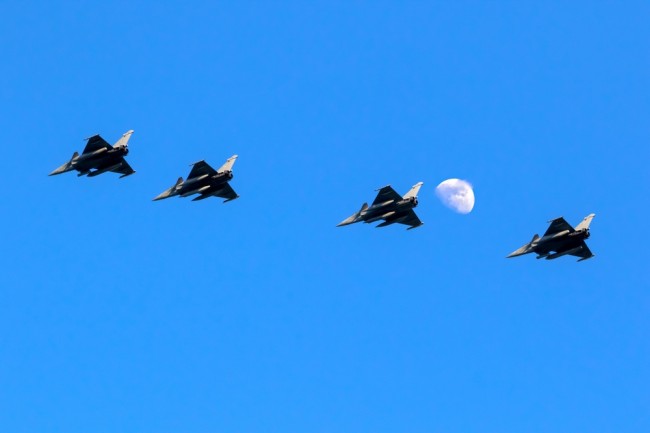 Zelensky firma un accordo per 100 caccia Rafale