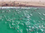 Una settimana dopo un attacco di squali quasi fatale a Sydney, migliaia di persone si radunano per nuotare sulla stessa spiaggia in segno di commovente tributo