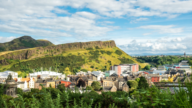 Squadre di emergenza incaricate di combattere il fuoco su Arthur's Seat a Edimburgo durante la notte