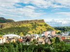 Squadre di emergenza incaricate di combattere il fuoco su Arthur's Seat a Edimburgo durante la notte