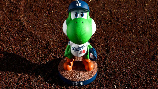 Los Angeles Dodgers regalano figure a bobblehead di Yoshi con un cappello da baseball