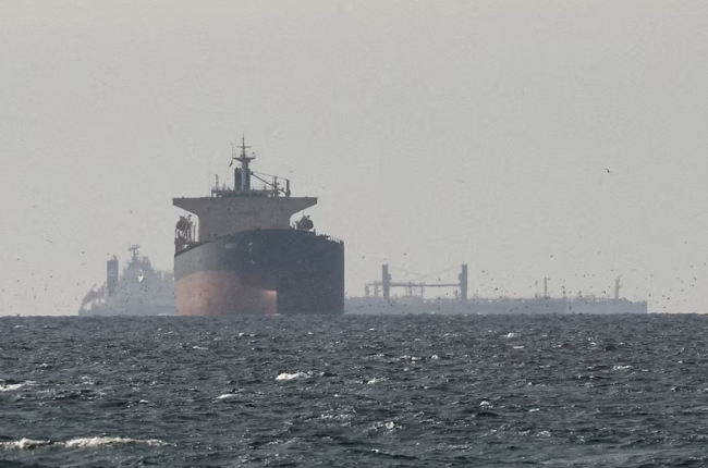 Trump dice che gli Stati Uniti alleggeriranno la congestione marittima nello Stretto di Hormuz: "Resteremo in giro"