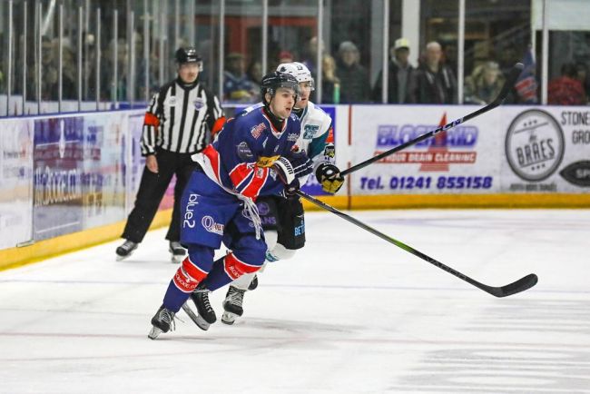 Il giocatore di hockey su ghiaccio scozzese Gary Kelly, 19 anni, muore cadendo dal balcone di Ibiza