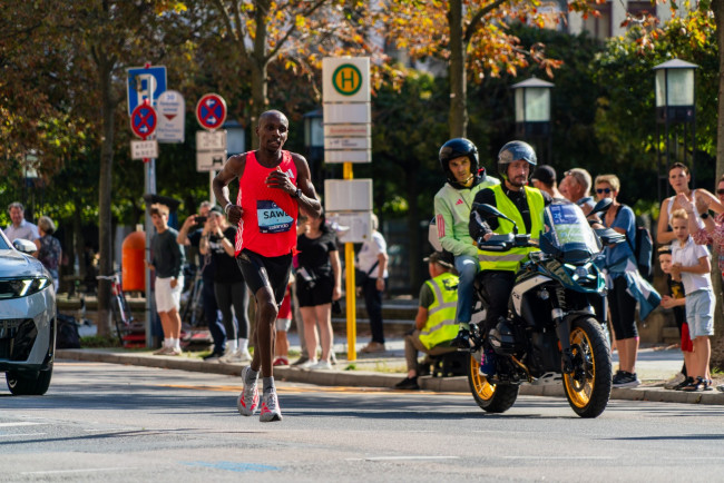 Il presidente keniota regala a Sabastian Sawe un'auto e 53.000 euro dopo la sua maratona da record