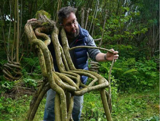 La prima azienda agricola di mobili della Gran Bretagna fa crescere alberi trasformandoli in sedie