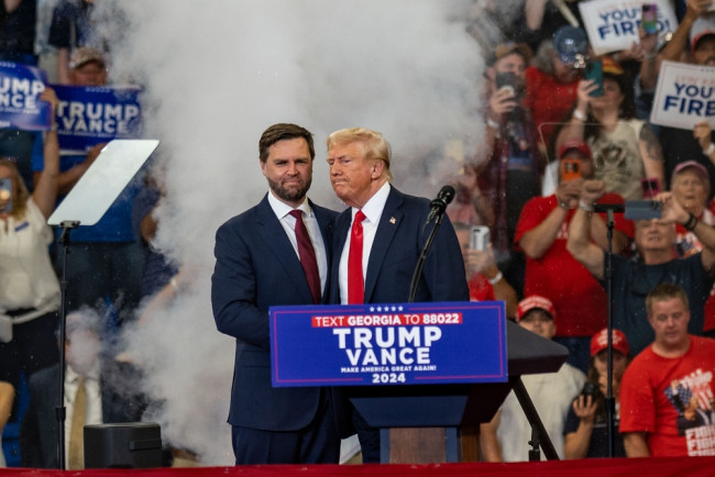 Vance sostiene Trump sulla guerra con l'Iran, minimizza le differenze politiche