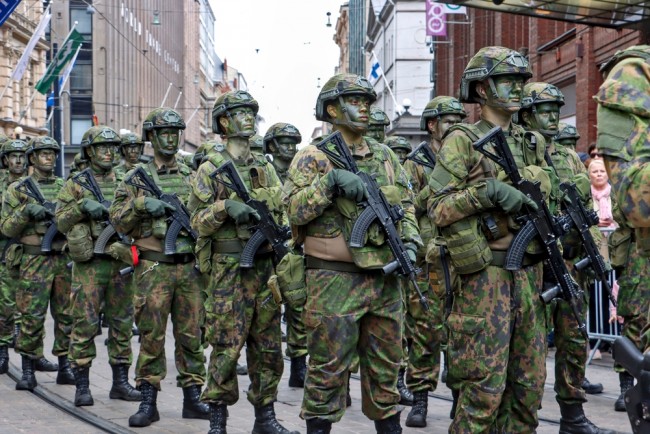 La spesa per la difesa dell'UE raggiunge i massimi storici con una maggiore crescita in vista