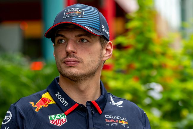 Max Verstappen, infastidito dai giornalisti che chiedono del Barcellona, è orgoglioso del suo secondo posto