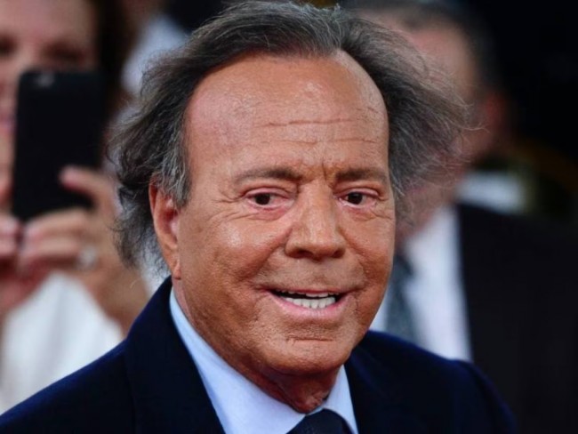 Julio Iglesias accusato di aggressione sessuale da ex dipendenti