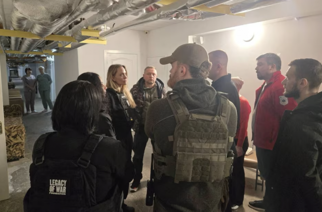 Angelina Jolie visita la città in prima linea di Kherson, uno dei luoghi più pericolosi dell'Ucraina