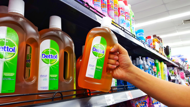 Dettol si scusa mentre viene denunciato un nuovo spot per oggettificazione delle donne