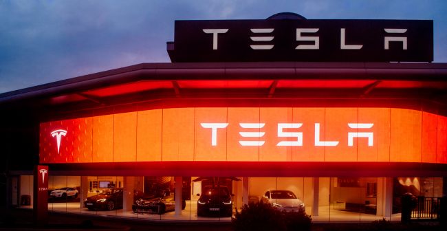 Musk sostiene falsamente che la Tesla FSD sia 10 volte più sicura rispetto alla guida umana normale