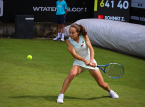 La giocatrice turca Zeynep S&ouml;nmez sfida le regole di Wimbledon indossando una spilla di anguria invece di una bandiera palestinese