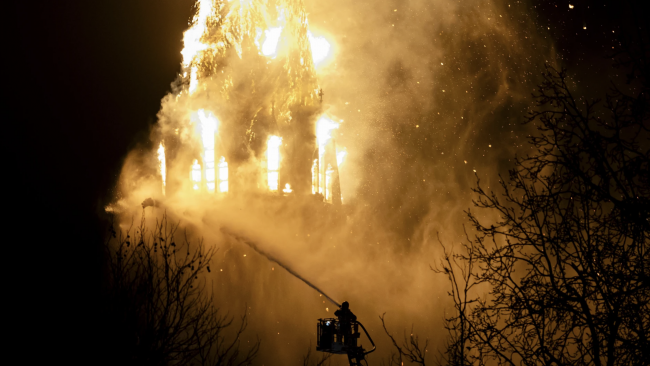 Chiesa storica di Amsterdam danneggiata da un incendio durante l'incendio del primo giorno di Capodanno
